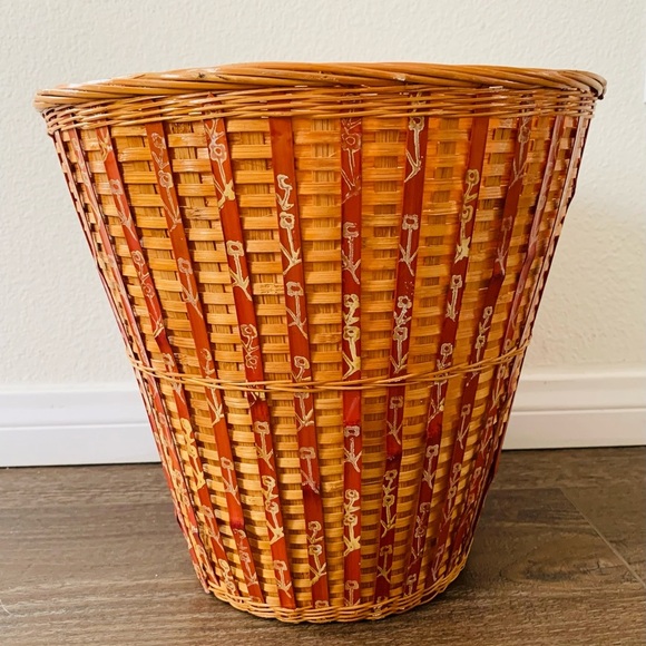 Handwoven light basket with red vertical striped pieces - Picture 7 of 9